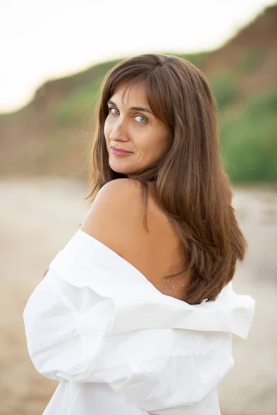 Menina Maiô Camisa Branca Praia Perto Mar Belo Pôr Sol — Fotografia de Stock