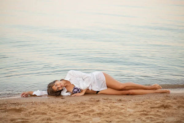 Girl Swimsuit White Shirt Beach Sea Beautiful Sunset Smiling — ストック写真