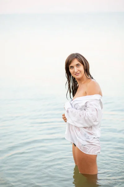 Girl Swimsuit White Shirt Beach Sea Beautiful Sunset Smiling — ストック写真