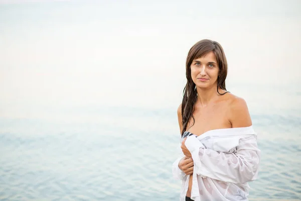 Menina Maiô Camisa Branca Praia Perto Mar Belo Pôr Sol — Fotografia de Stock