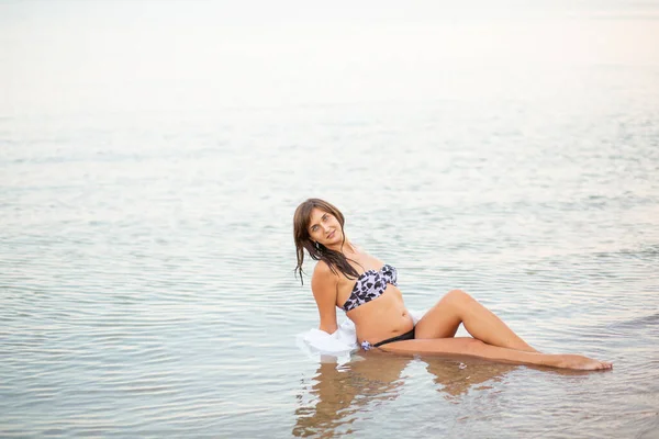 Girl Swimsuit White Shirt Beach Sea Beautiful Sunset Smiling — Stock Photo, Image