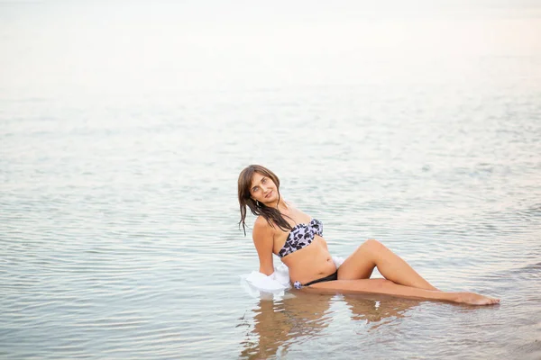 Dívka Plavkách Bílé Košili Pláži Moře Krásný Západ Slunce Usmívající — Stock fotografie