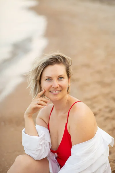 Menina Maiô Camisa Branca Praia Perto Mar Belo Pôr Sol — Fotografia de Stock