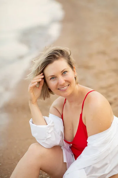 Menina Maiô Camisa Branca Praia Perto Mar Belo Pôr Sol — Fotografia de Stock