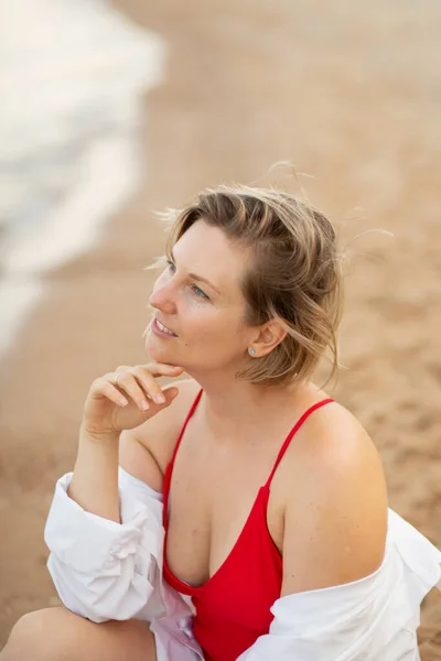 Dívka Plavkách Bílé Košili Pláži Moře Krásný Západ Slunce Usmívající — Stock fotografie