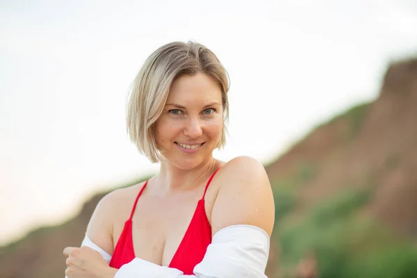 Girl Swimsuit White Shirt Beach Sea Beautiful Sunset Smiling — Stockfoto