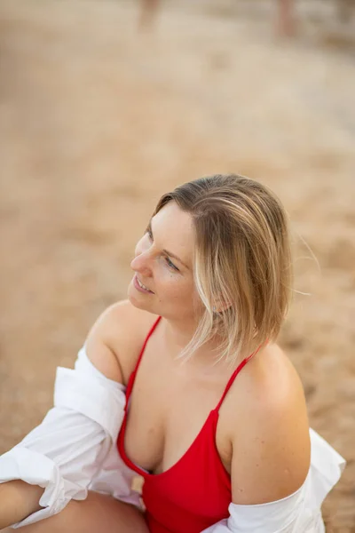 Girl Swimsuit White Shirt Beach Sea Beautiful Sunset Smiling — ストック写真