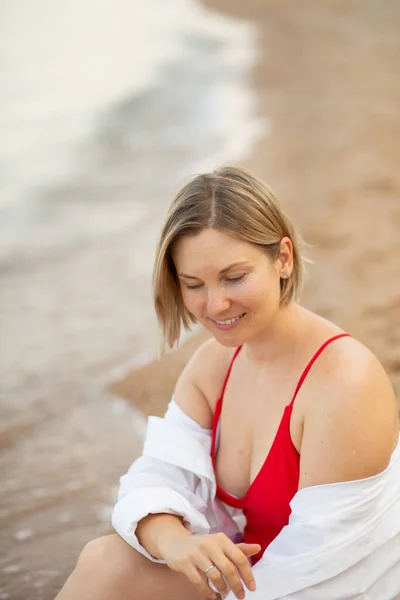 Girl Swimsuit White Shirt Beach Sea Beautiful Sunset Smiling — ストック写真