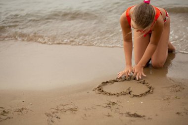 Denizde güzel bir kız, genç, koşuyor ve gülüyor, canlı duygular