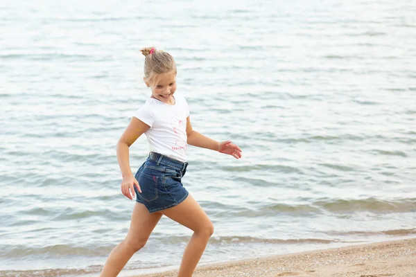 Schönes Mädchen Meer Teenager Rennt Und Lacht Lebhafte Emotionen — Stockfoto