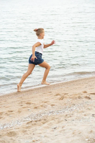 Beautiful Girl Sea Teenager Runs Laughs Vivid Emotions — Stock Photo, Image