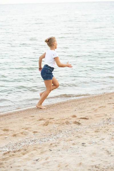 Beautiful Girl Sea Teenager Runs Laughs Vivid Emotions — Stock Photo, Image