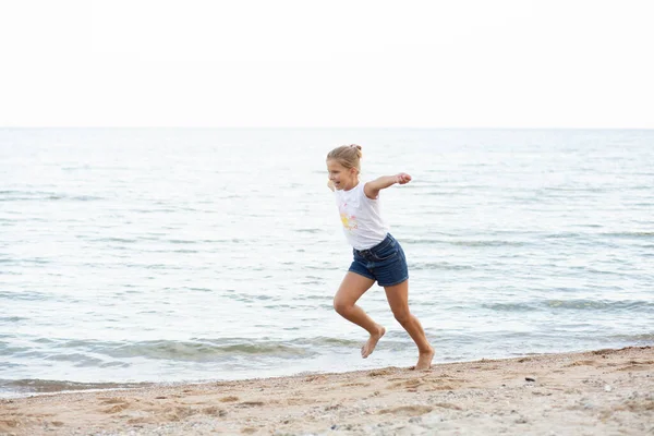 海の美女10代の若者が走り笑い鮮やかな感情で — ストック写真