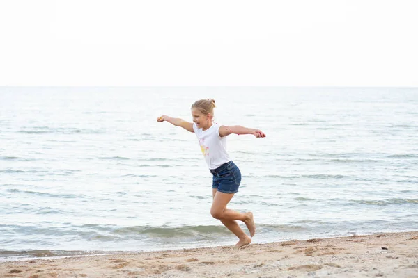 海の美女10代の若者が走り笑い鮮やかな感情で — ストック写真