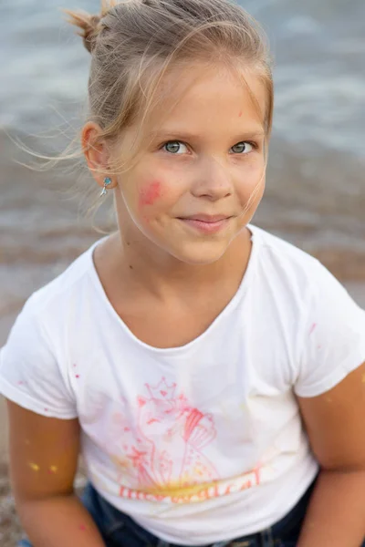 Denizde güzel bir kız, genç, koşuyor ve gülüyor, canlı duygular