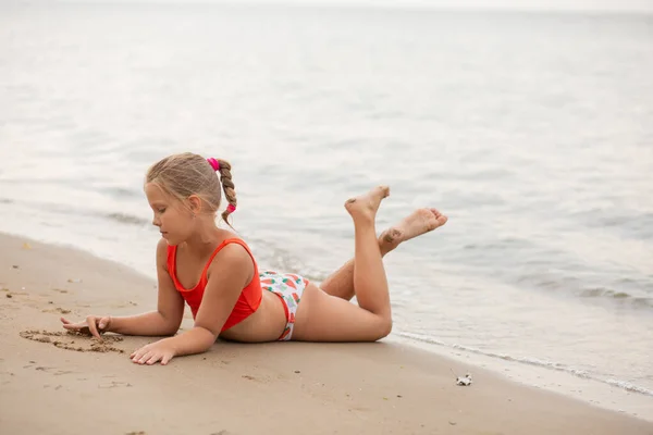 Denizde güzel bir kız, genç, koşuyor ve gülüyor, canlı duygular