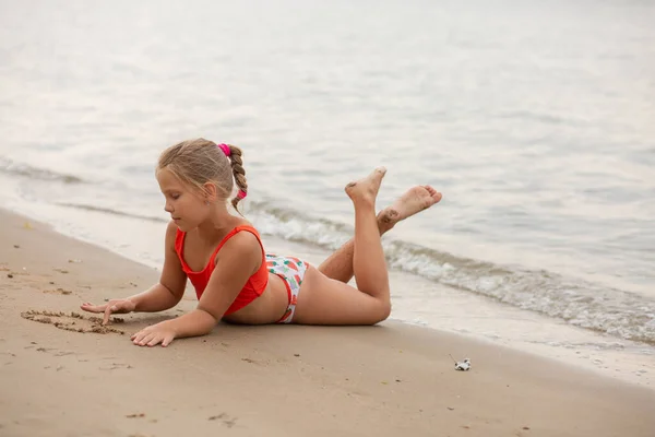 Denizde Güzel Bir Kız Genç Koşuyor Gülüyor Canlı Duygular — Stok fotoğraf
