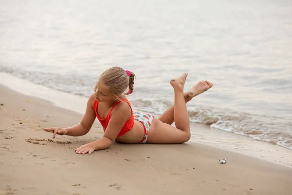 Beautiful Girl Sea Teenager Runs Laughs Vivid Emotions — Stock Photo, Image