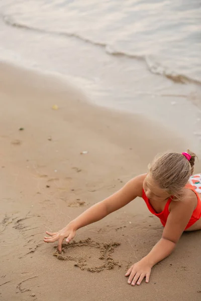 Menina Bonita Mar Adolescente Corre Emoções Vívidas — Fotografia de Stock