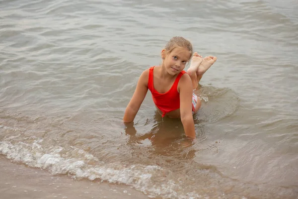 Denizde güzel bir kız, genç, koşuyor ve gülüyor, canlı duygular