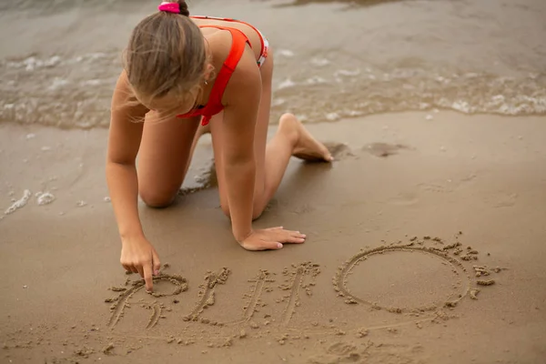 Hermosa Chica Mar Adolescente Corre Ríe Emociones Vívidas Fotos De Stock Sin Royalties Gratis