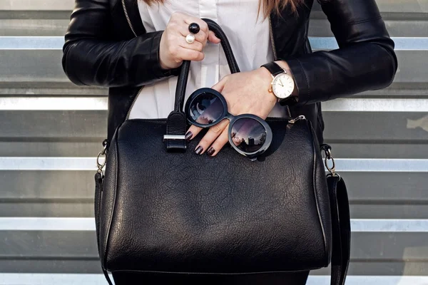 Mujer de moda con bolso negro. Estilo de calle Imagen De Stock