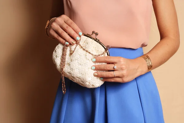 Chica con estilo en falda con bolsa romántica — Foto de Stock