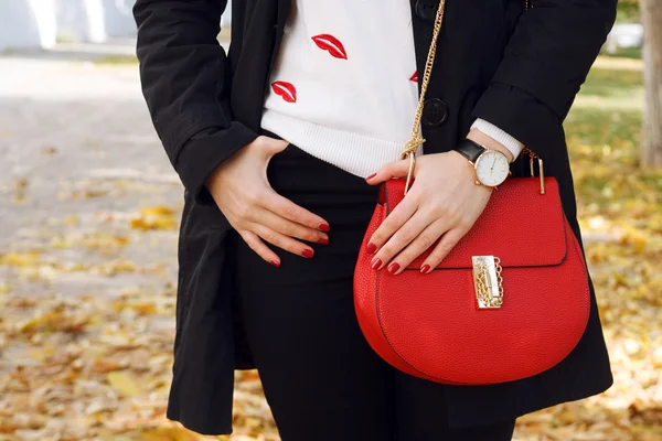 Chica de moda con bolso de cuero rojo. Accesorios de moda — Foto de Stock