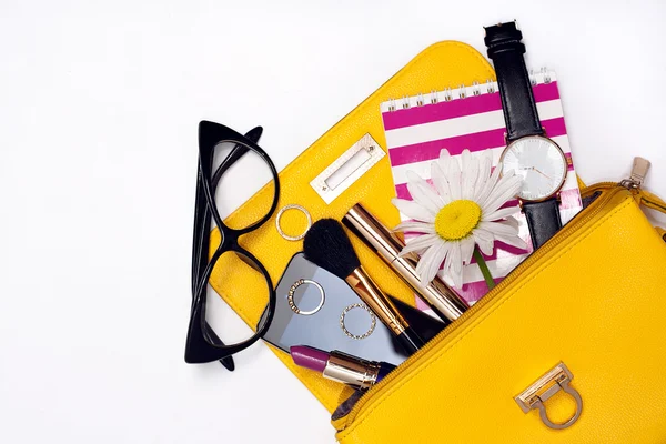 Top View saco com maquiagem acessórios de moda feminina . Imagens Royalty-Free