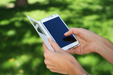 Akıllı cep telefonu kullanan bir adama yaklaş