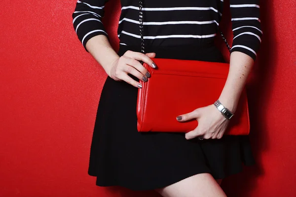 Mujer joven de moda sosteniendo bolso de cuero rojo — Foto de Stock