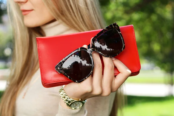 Moda joven mujer sosteniendo bolso rojo embrague en la mano otoño — Foto de Stock