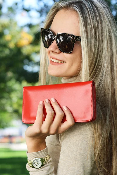 Retrato de menina feliz com bolsa vermelha e acessórios — Fotografia de Stock