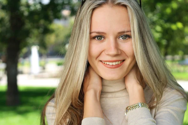 Stående leende av en vacker ung kvinna — Stockfoto