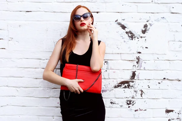クラッチ バッグ赤黒のドレスでゴージャスなファッション女性 — ストック写真