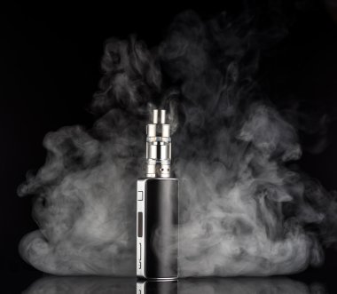 karanlık bir arka plan üzerinde elektronik sigara