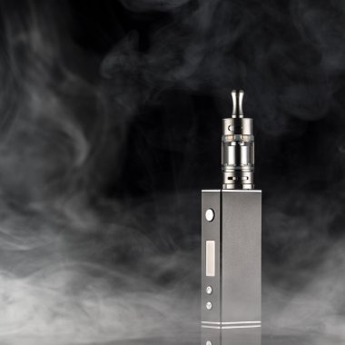 karanlık bir arka plan üzerinde elektronik sigara