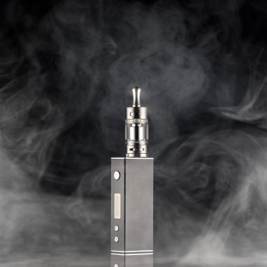 karanlık bir arka plan üzerinde elektronik sigara