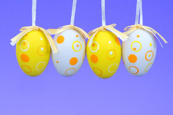 Пасхальные яйца на веревке на красочном деревянном фоне. Пасхальный нард — стоковое фото