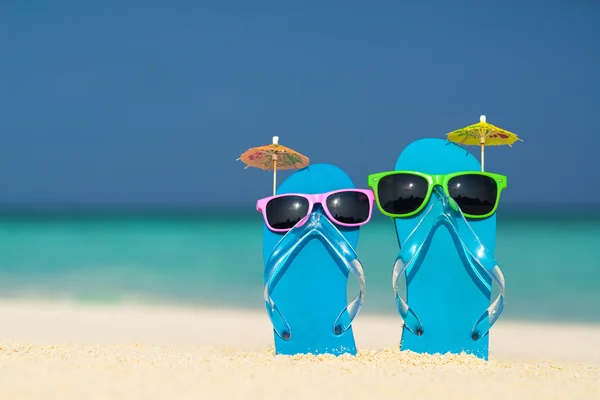 Infradito e occhiali da sole sul mare — Foto Stock