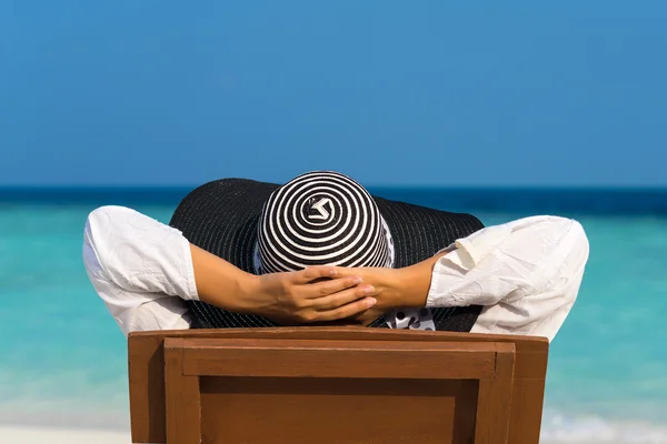 Young woman relaxing on the sea beach — Stock Photo, Image