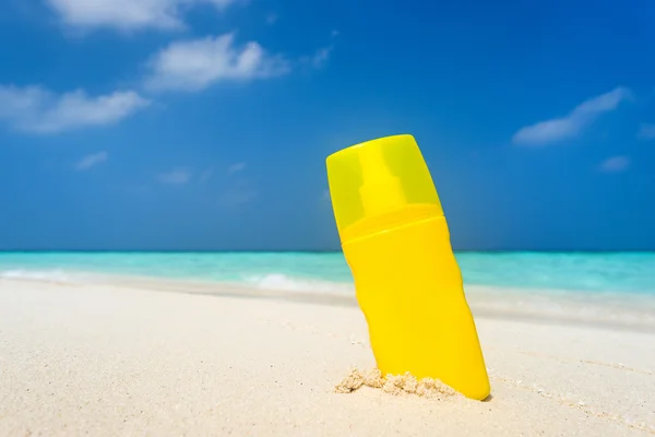 Sahilde güneş koruyucu krem şişesi — Stok fotoğraf