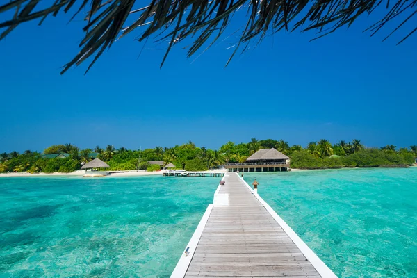 Muelle de madera con fondo azul mar y cielo — Foto de Stock