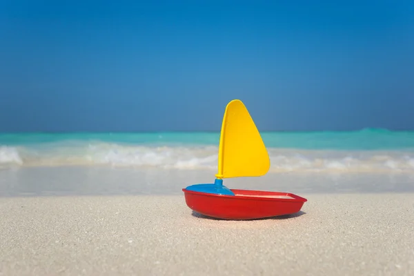 Speelgoed schip op de achtergrond van de zee — Stockfoto