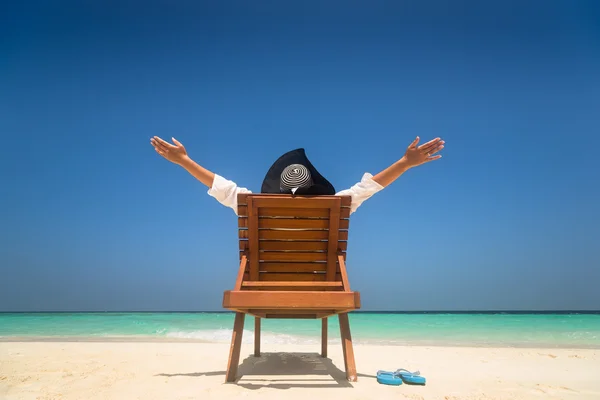 Feliz joven en la playa —  Fotos de Stock