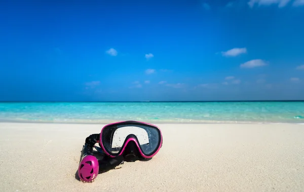 Masque de plongée coloré en bord de mer, plages tropicales reculées. Trave — Photo