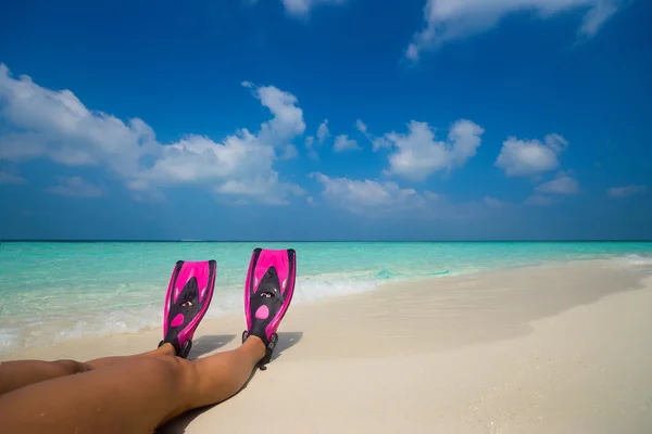 女人躺在沙子的夏季海滩度假度假放松. — 图库照片
