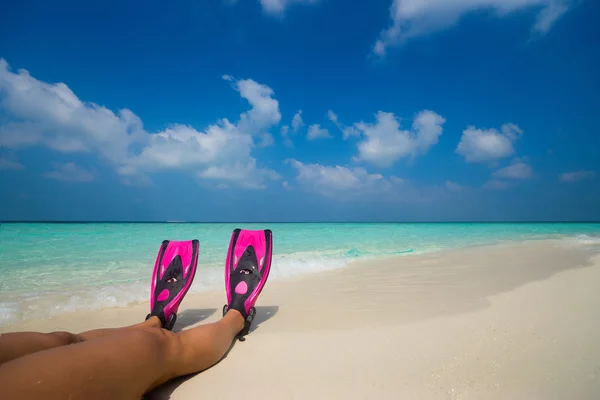 Femme de détente sur les vacances d'été à la plage couché dans le sable . — Photo