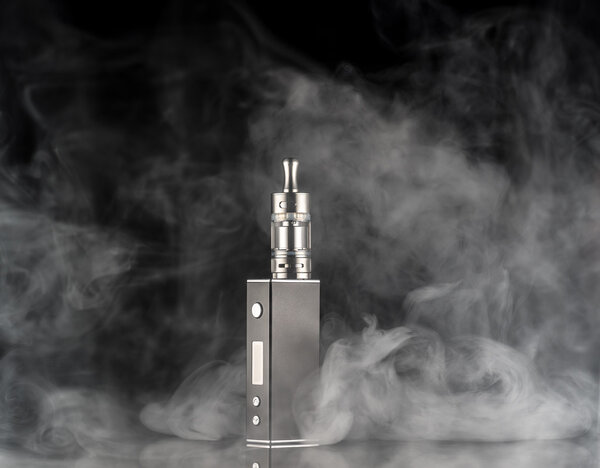 электронная сигарета на темном фоне
