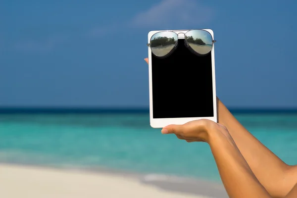 Tableta vacía en blanco en manos de mujeres en la playa —  Fotos de Stock